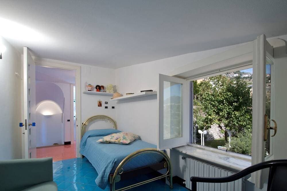 Foto 8 von 30: Tolle Aussicht der Villa, privater Pool und einfacher Zugang zum Garten, 1 km. von Ravello, Parkplatz