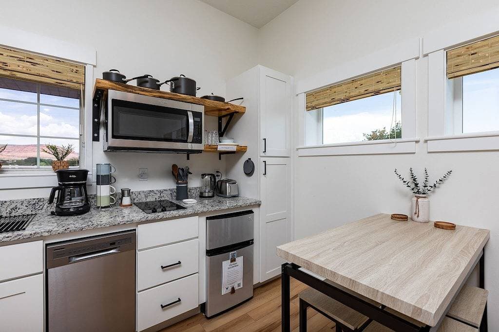 Foto 13 von 28: Modern Studio with Kitchen, Washer/Dryer, Fire Pit, Grill, & Red Rock Views!