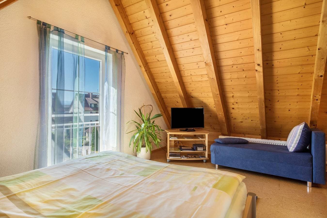 Foto 7 von 19: Gemütliche Ferienwohnung im Dachgeschoss "Haus Sonnenschein" mit WLAN, Terrasse & Garten