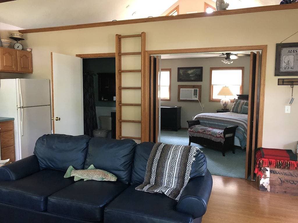 Foto 2 von 28: Perfekter Ort zum Angeln im White River / Kleine Hütte für 2-4 / 1 Zim. Mit Dachboden