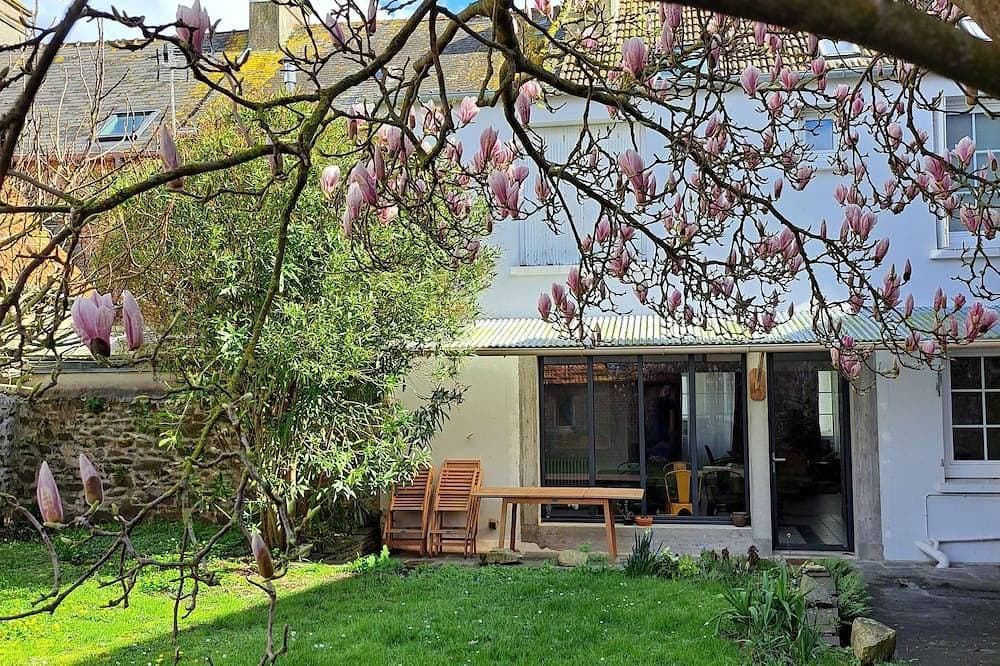 Le clos Saint Vaast near the beach and harbour in the town center 1