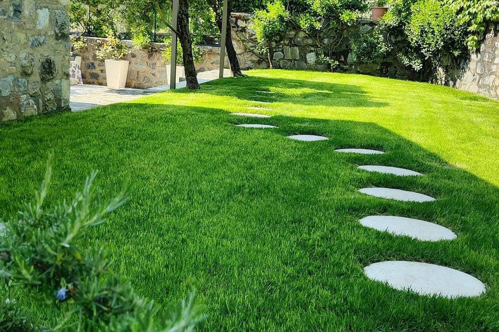 Foto 10 von 23: Green Oasis on Lake Iseo - House with Garden and Terrace 1 Minute from the Water