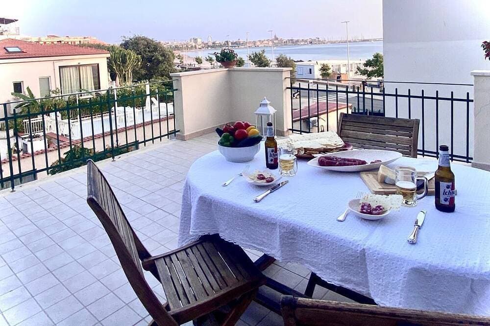 Foto 11 von 24: Apartment für 4 Personen mit Blick auf den Strand und Terrasse mit Meerblick