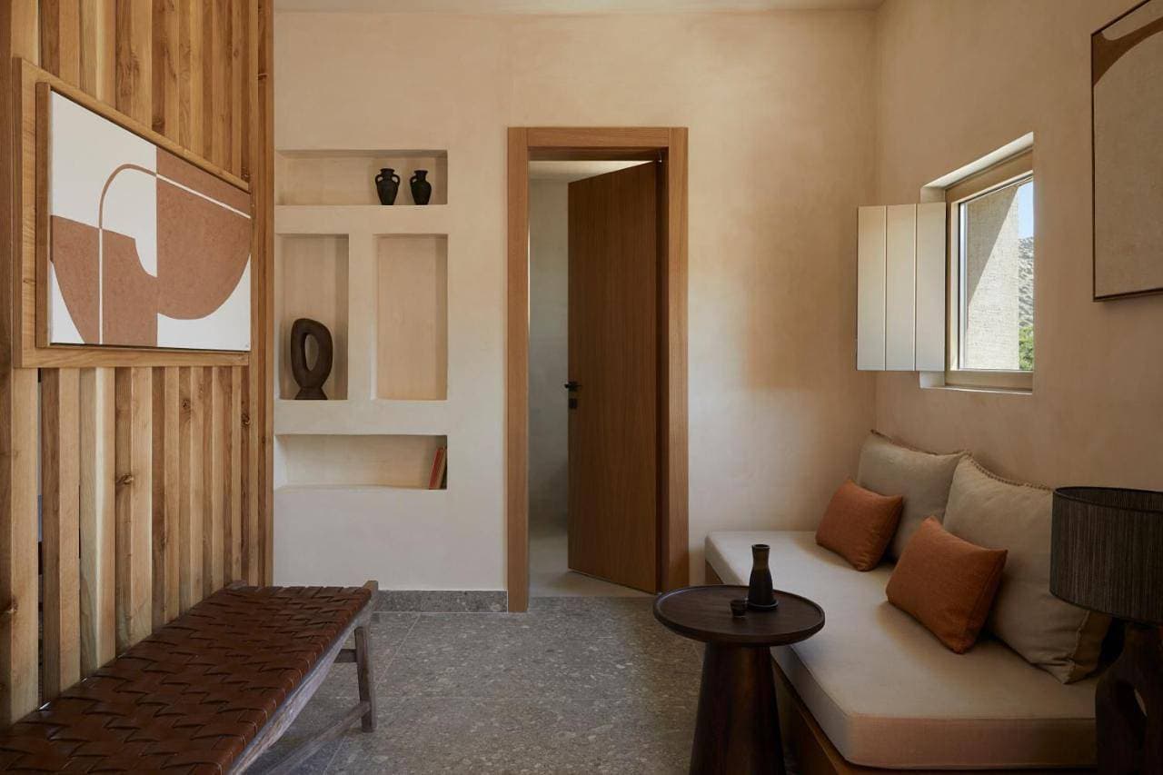 Foto 9 von 13: Stylish Suite with Jacuzzi & Access to Shared Heated Pool (Upper Floor)