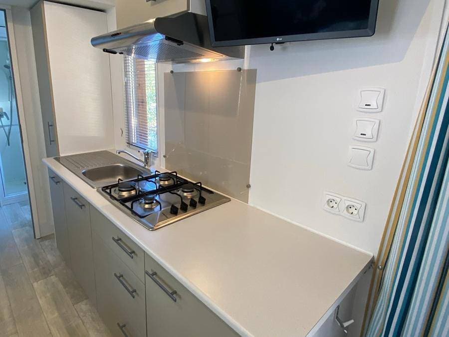 Foto 7 von 23: Sos Flores Camping Village - Mobilheim 4 personen - Superior Meeresbereich - Französisches Bad