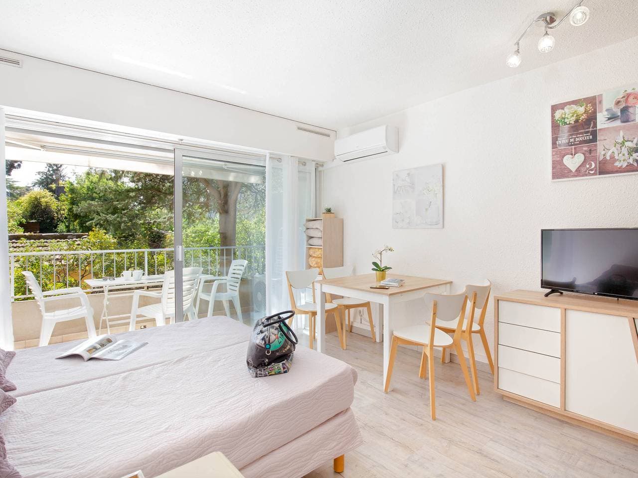Foto 2 von 12: Au Coeur de Saint-Raphaël: Studio pour 3, Climatisé, Balcon à 50m de la Plage, WiFi, Parking Dispo