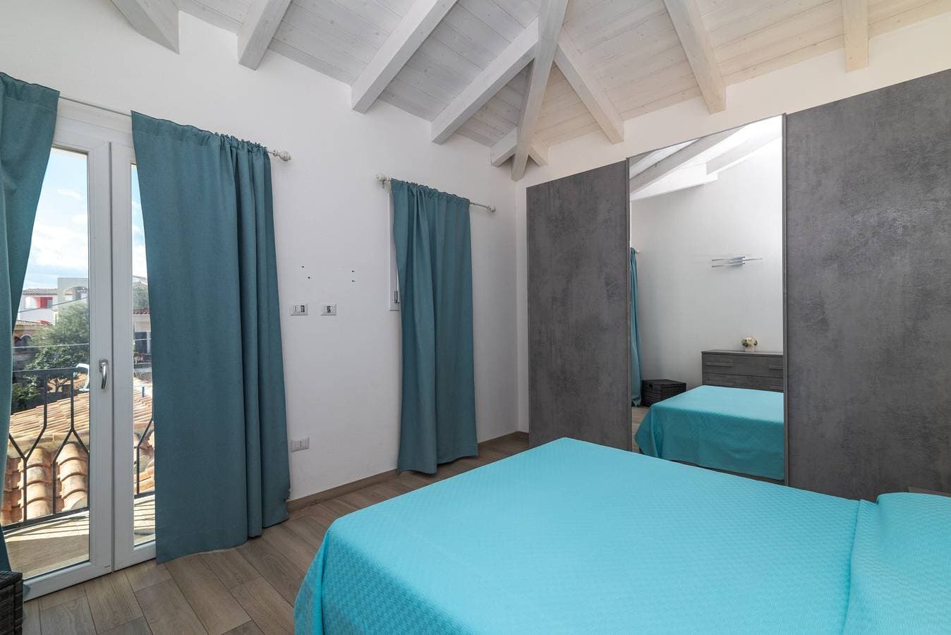 Foto 11 von 20: Ferienwohnung 'Attico Con Vista Mare A Budoni' mit Meerblick, Terrasse und Klimaanlage