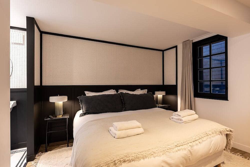 Foto 5 von 27: Passocean 1 - Suite in the Heart of Honfleur - Kingsize Bed - Airco