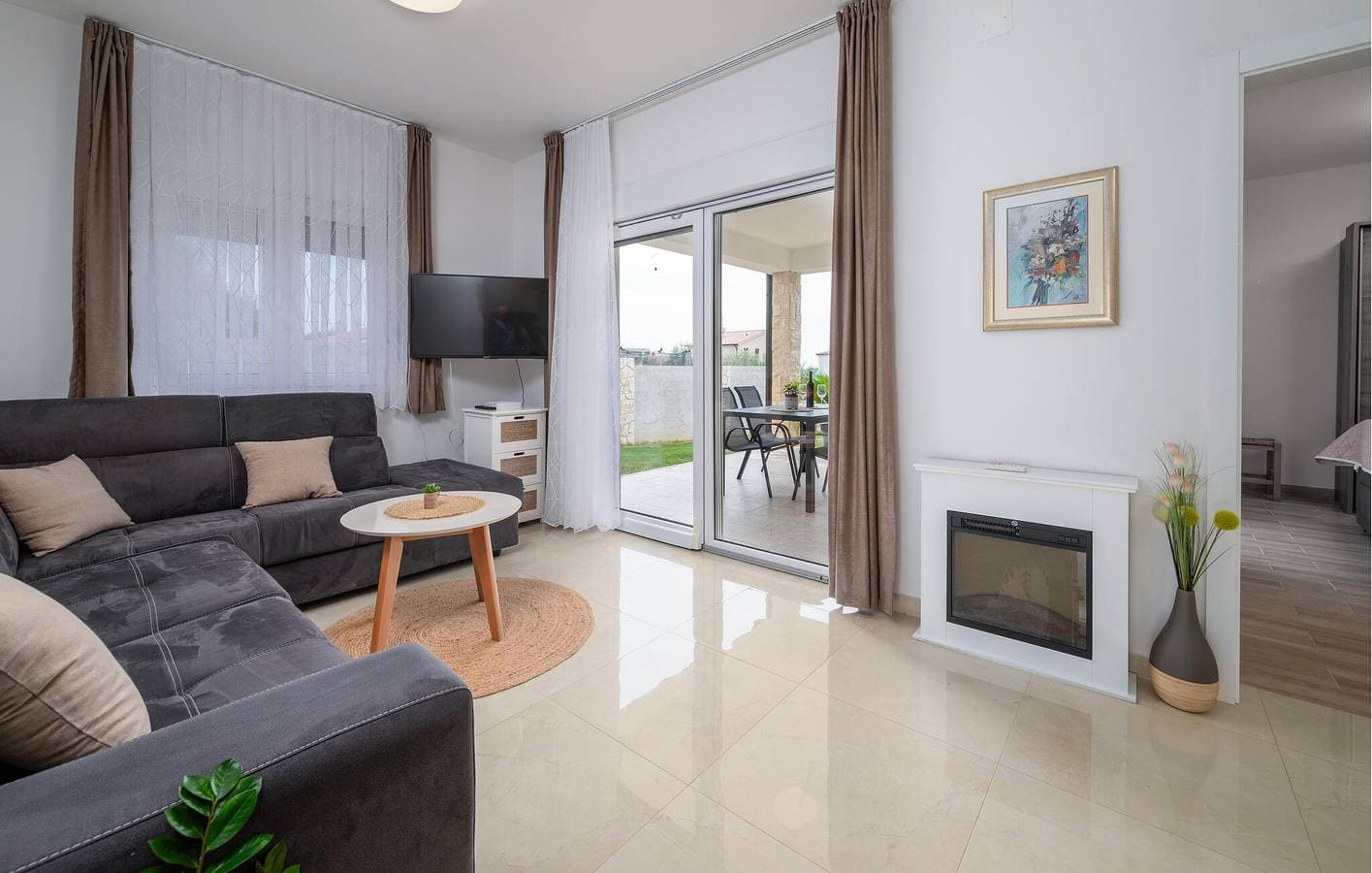 Foto 4 von 31: Reizendes Apartment mit einem Schlafzimmer in der Nähe des Strandes von Fažana, mit Terrasse und Parkplatz