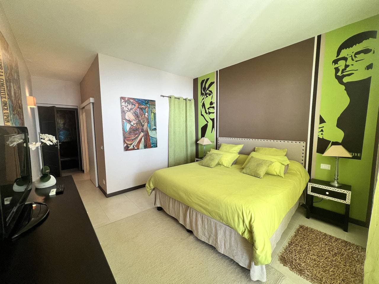Foto 4 von 11: Charming bedroom in luxurious villa with seaview