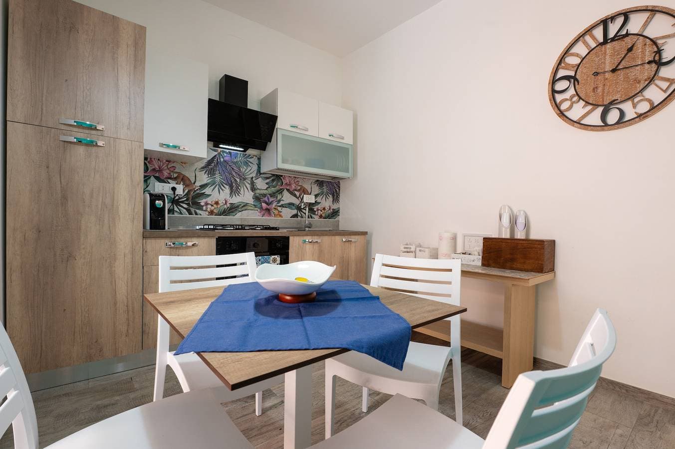 Foto 4 von 23: Zimmer 'Perla Marina – Cattedrale di Sale' mit Balkon, WLAN, Klimaanlage und Gemeinschaftsküche