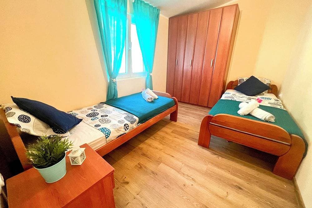 Foto 5 von 30: Spacious 4-bedroom house with infinity pool for relaxing in lovely Herceg Novi
