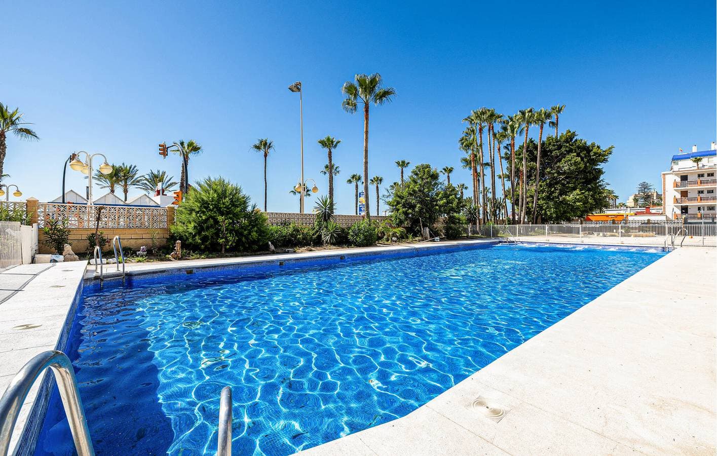 Foto 2 von 21: Appartement am Strand mit Pool und Terrasse