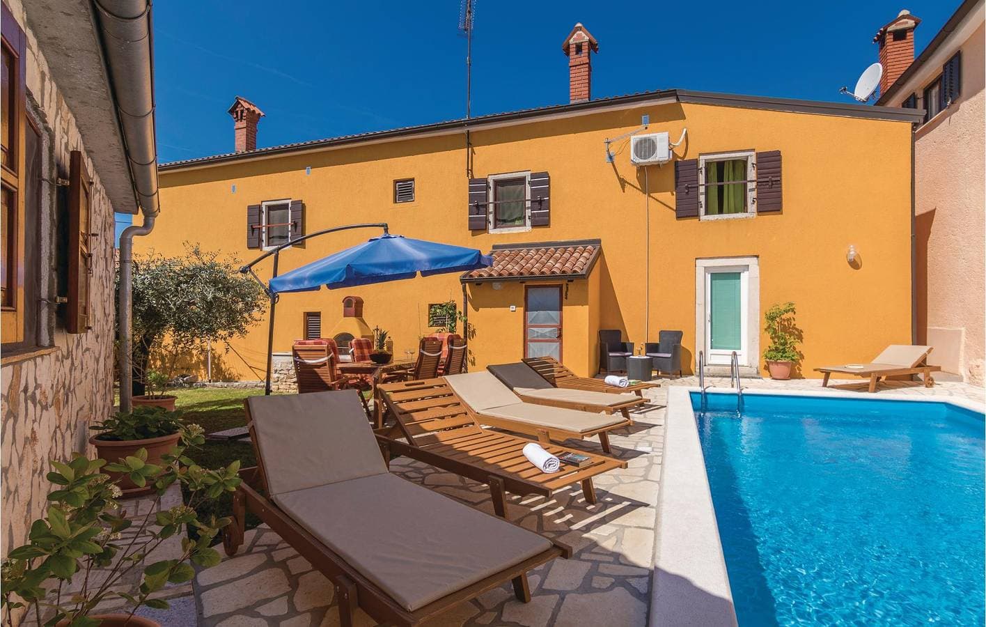 Foto 4 von 22: Charmantes Apartment mit Pool und WLAN, nur wenige Schritte von den Restaurants in Barat entfernt