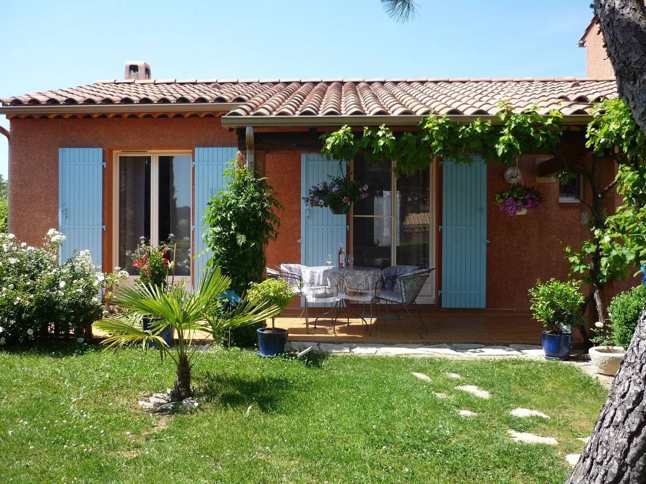 Gemütliche Ferienwohnung mit Pool und Garten, 2 km von Pierrevert entfernt 1