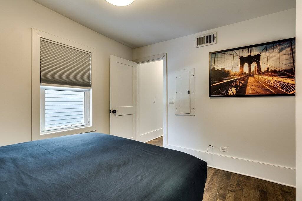Foto 3 von 17: Old Town Chicago at it's finest! Pet Friendly & Recently Renovated Top-Floor Condo Has Everything You Need for a Perfect Windy City Getaway by AllSet Turnover