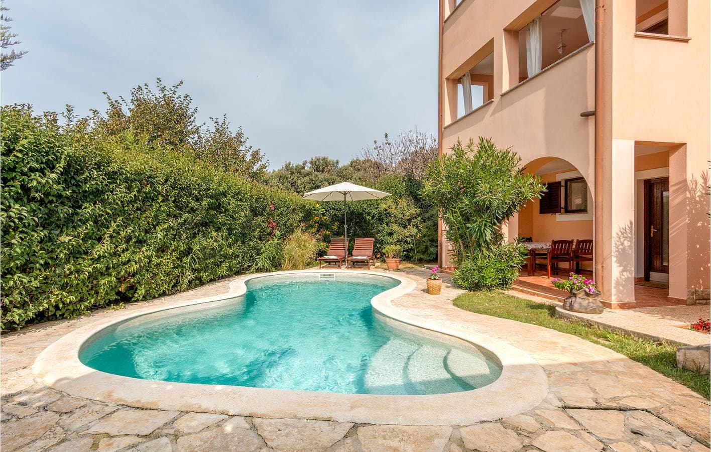 Foto 8 von 35: Charmantes Apartment mit Pool, Terrasse und WLAN – 1,5 km vom Strand entfernt!