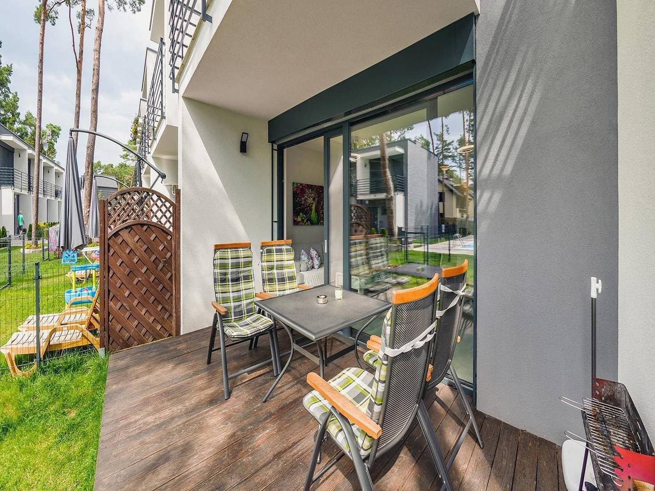 Foto 7 von 27: Zweistöckiges Ferienhaus mit Garten und Pool