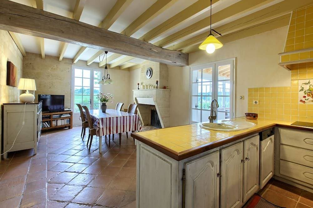 Foto 12 von 27: Renovated Stone House with Garden in the Heart of the Saint-Émilion Vineyards