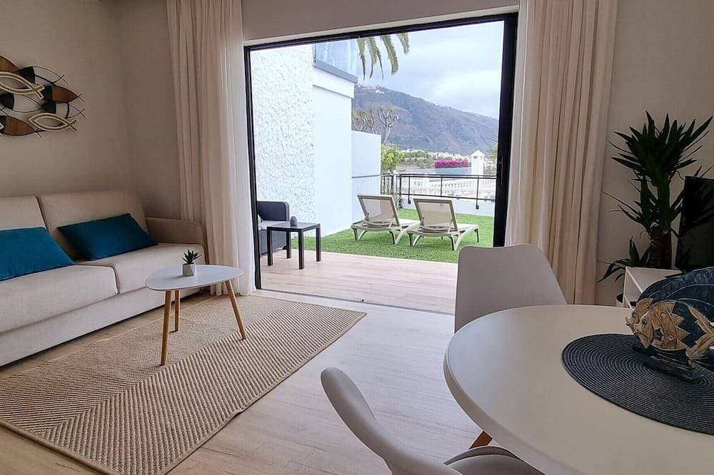 Foto 6 von 21: La Fajana ,vistas al mar con terraza y jardín priv