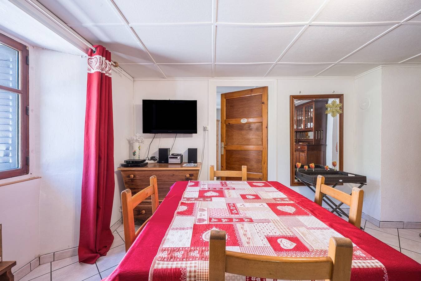 Foto 3 von 20: Ferienwohnung 'Rose Des Neiges' mit Bergblick, Gemeinschaftsgarten und Wi-Fi