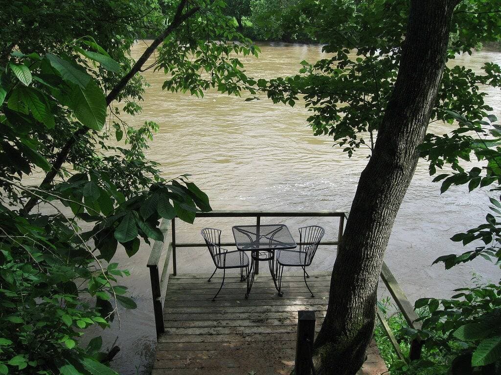 Foto 5 von 32: Vintage River Cabin, Log, Riverfront, Kamin, Dock, Whirlpool, Oberlichter, Charme