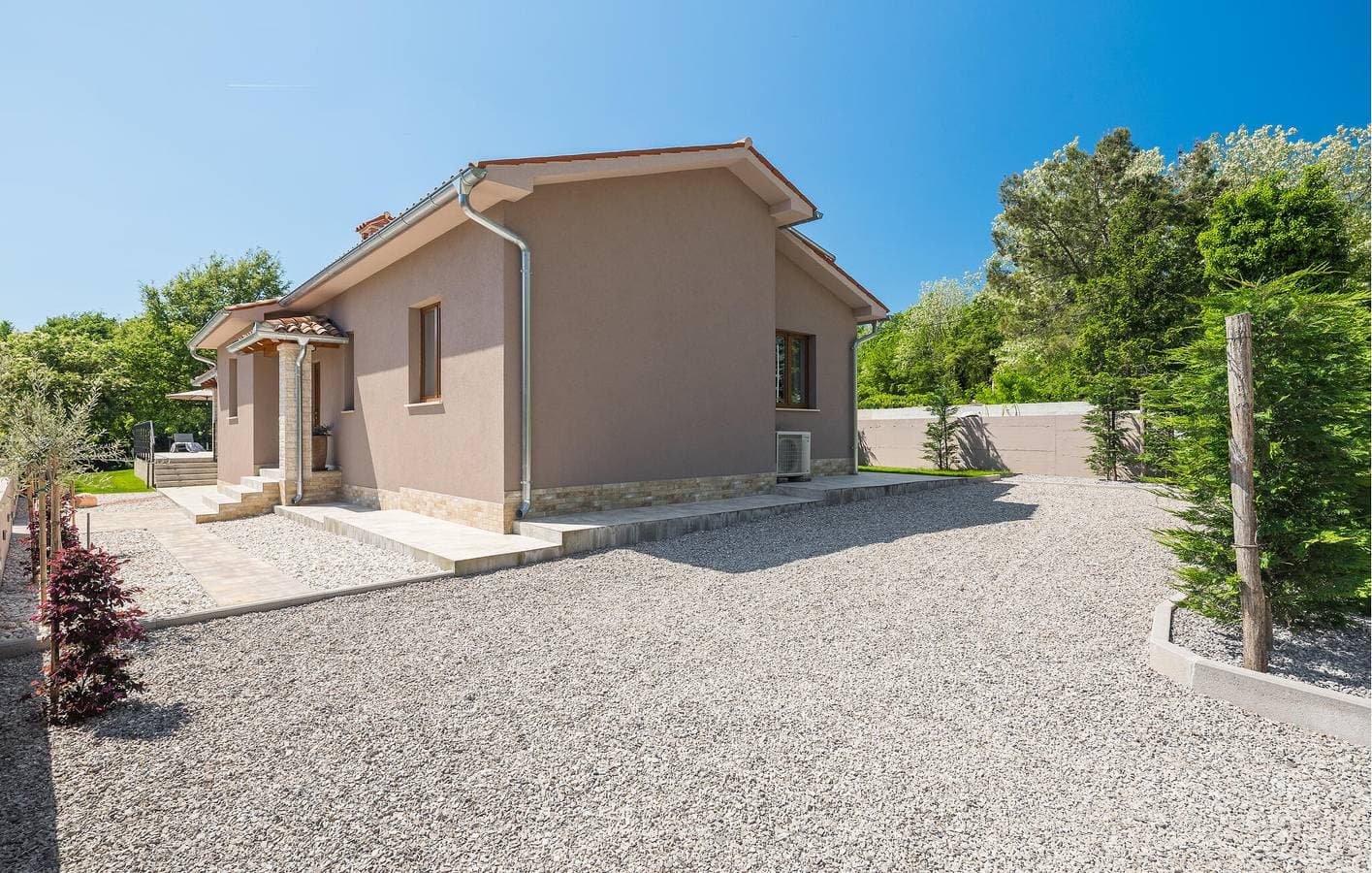 Foto 2 von 43: Gemütliche 2-Zimmer-Wohnung in der Nähe des Stadtzentrums mit Pool und Terrasse