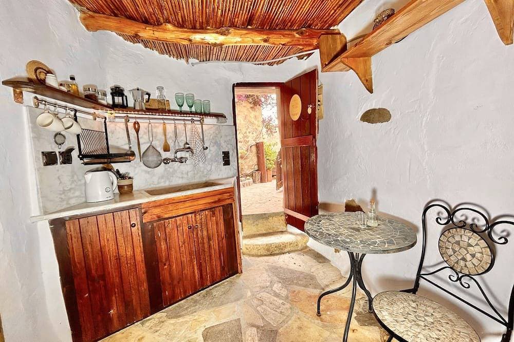 Foto 9 von 18: \"Kelari\"  300 years old cottage \"Natura cottages\" with sea view  shared garden