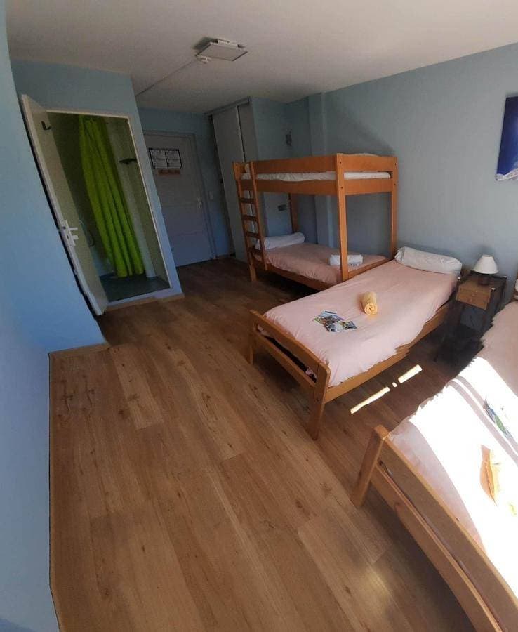 Foto 4 von 44: Economy Quadruple Room with Shared Bathroom