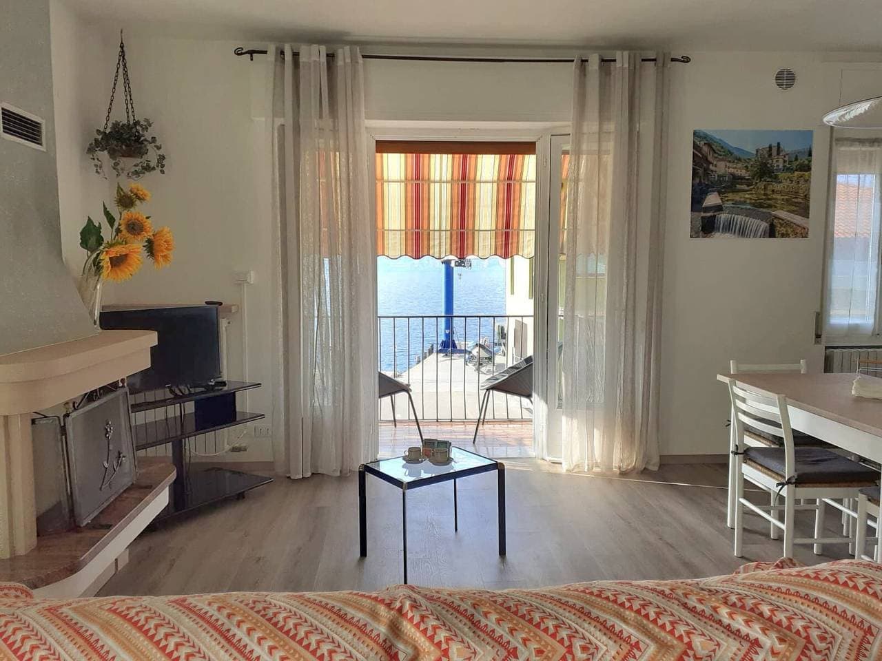 Foto 6 von 20: Ferienwohnung 'Appartamento Marilu' mit Blick auf den See, WLAN und Klimaanlage