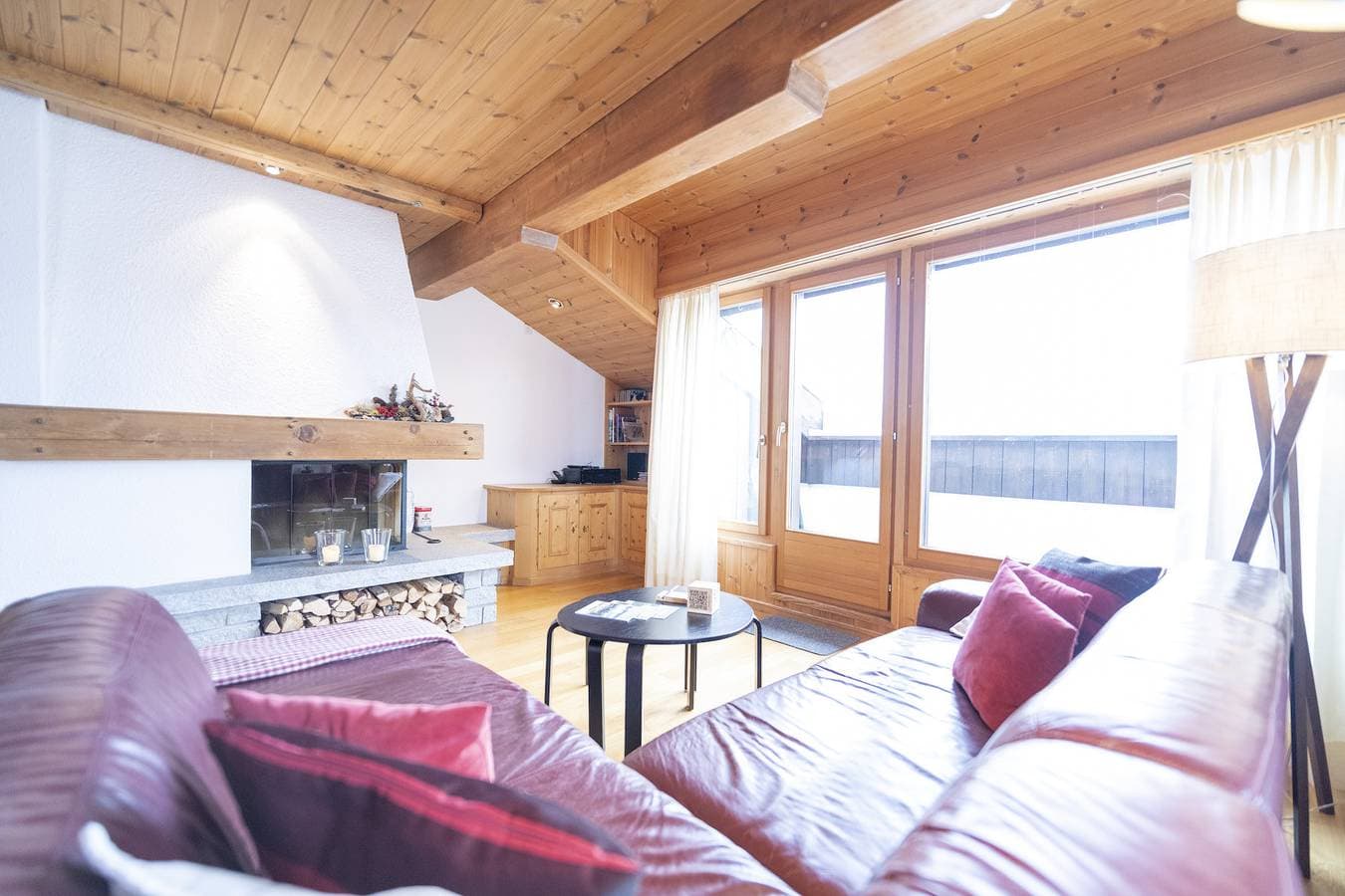 Foto 2 von 30: Chasa Rontsch Madlaina: Charmante 4.5 Zimmer-Dachwohnung mit Panorama-Aussicht mitten in Ftan