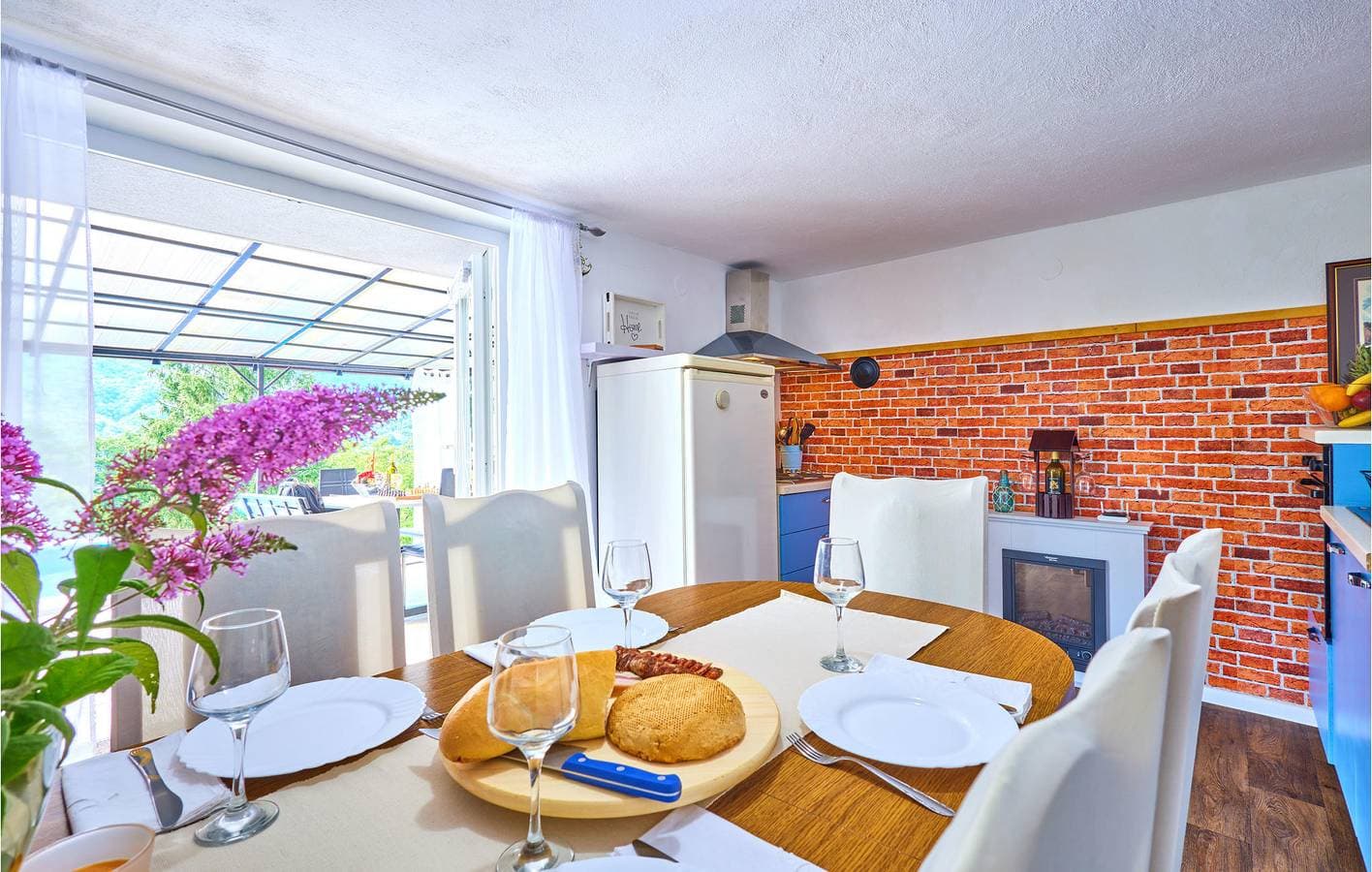 Foto 7 von 22: Charmante 76 m² große Wohnung mit WLAN, Pool, Terrasse und Grill