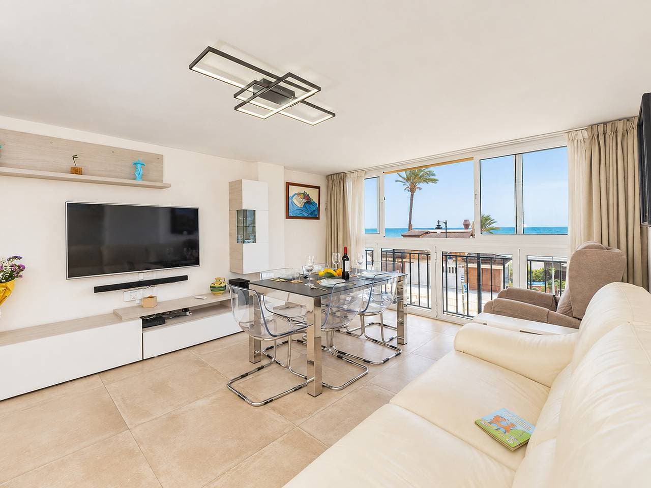 Cubo's Estepona Oceanview Apartment & Free Parking 1