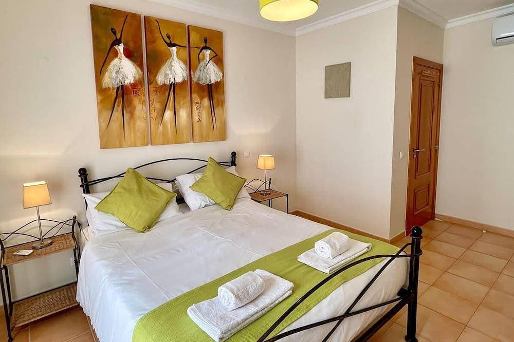 Foto 3 von 27: Villa Vista do Montanha - A Beautiful 3-Bedroom Retreat near Lagos and the Beach