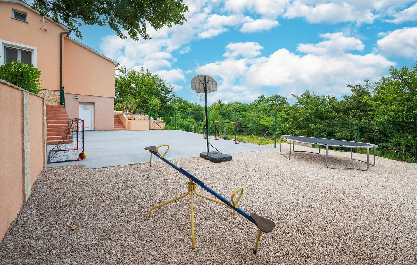 Foto 9 von 54: Geräumige 2-Zimmer-Wohnung mit Terrasse, WLAN und Parkplatz in der Nähe des Stadtzentrums