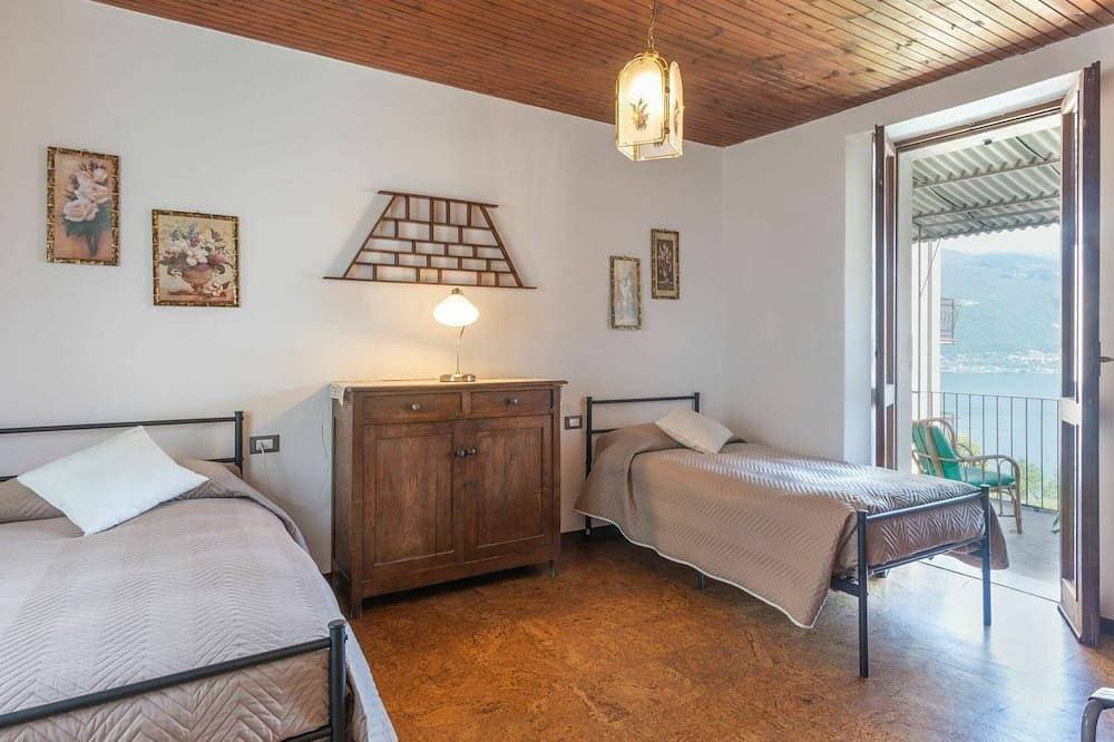 Foto 2 von 30: Schönes alleinstehendes Ferienhaus mit  W-Lan, privatem Pool, TV, Terrasse und Haustiere erlaubt