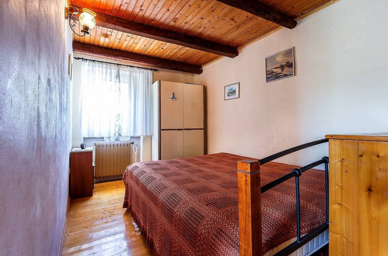 Foto 11 von 21: Komfortables Ferienhaus mit Palmen, Weinreben und Liegestühlen im Garten