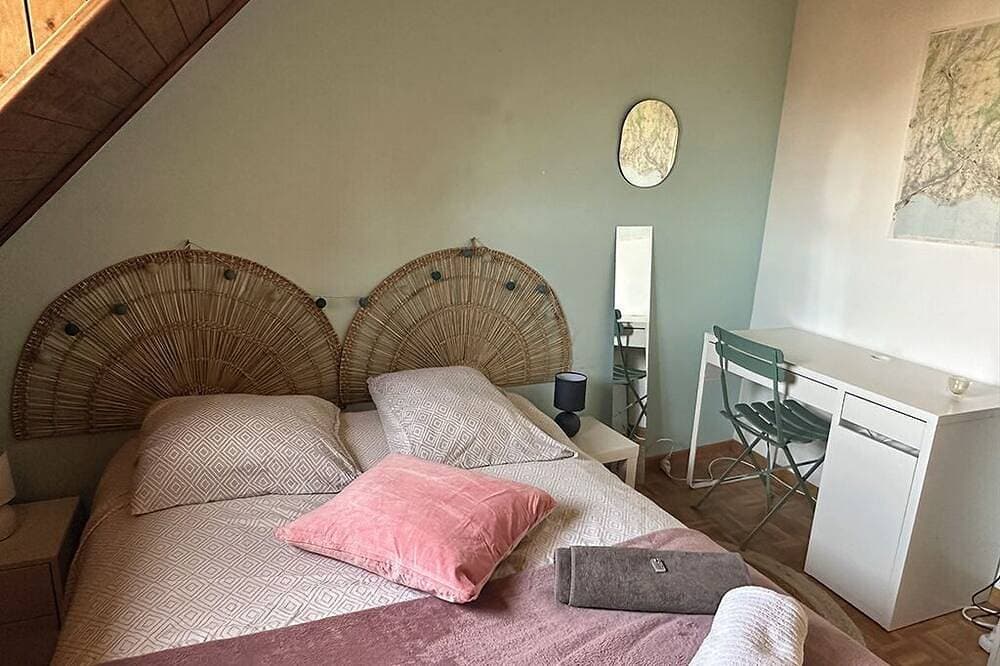 Foto 3 von 10: Chambre, Salle de Bain et Toilettes Privatifs Dans Appartement à 2 pas du lac