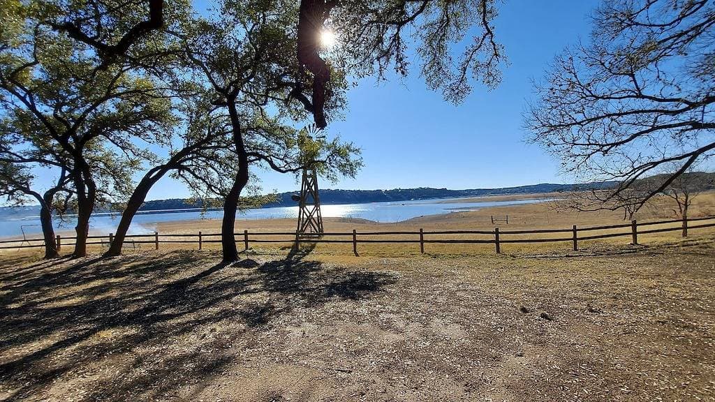 Foto 7 von 19: Gemütliche, private Steinhütte am Wasser an der Nordküste des Lake Travis