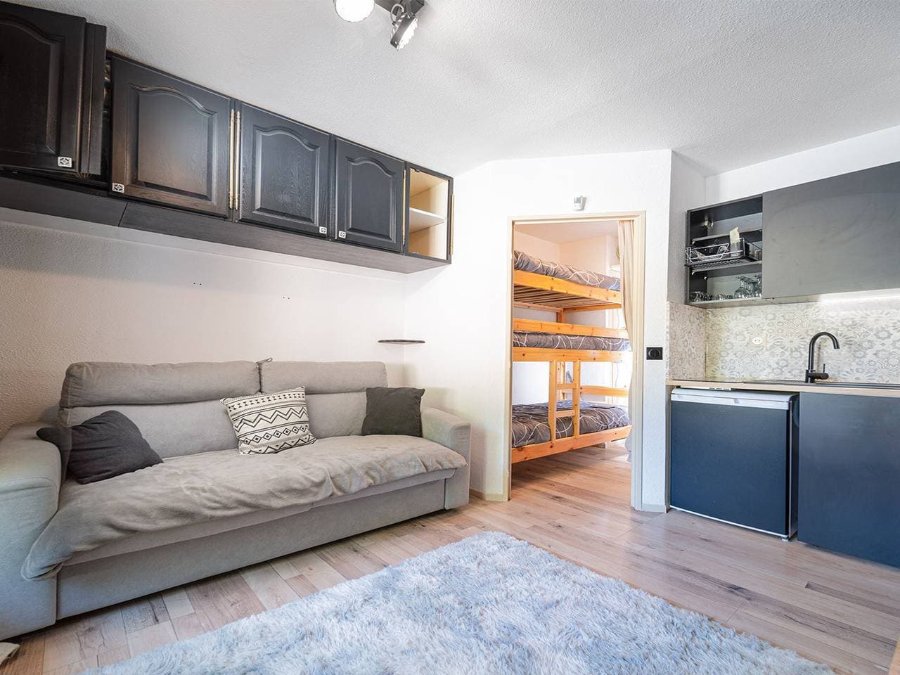 Foto 3 von 15: Gemütliches Studio-Apartment mit Balkon und Küche