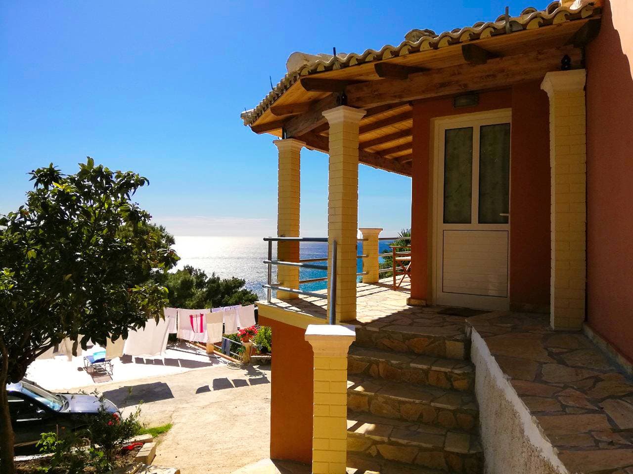Foto 2 von 18: Villa Takis am Pelekas Strand - Kleines Haus mit Garten und Meerblick