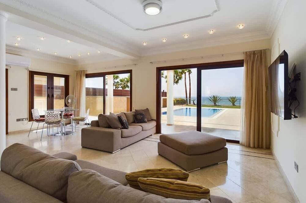Foto 10 von 30: Amazing Beach Front House!