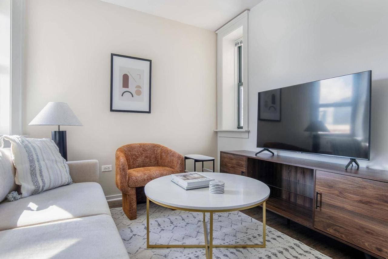 South Loop 1br nr L Grant Park CHI-805 1