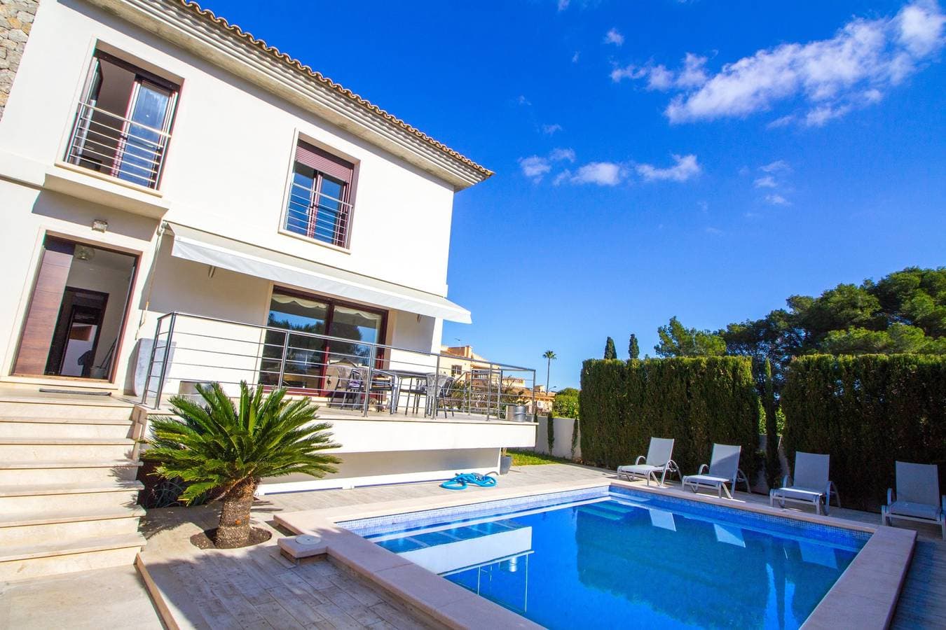 Sonnige Villa mit Pool, WLAN und Klimaanlage 1