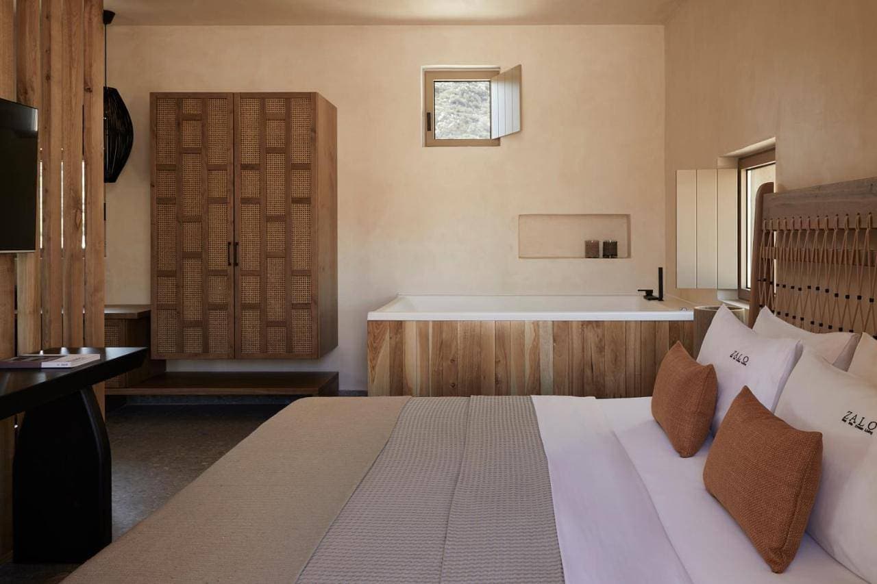 Foto 8 von 13: Stylish Suite with Jacuzzi & Access to Shared Heated Pool (Upper Floor)