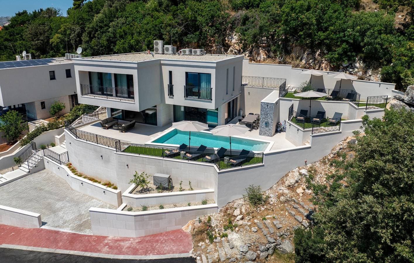 Geräumige 2-Zimmer-Wohnung mit Pool, Terrasse und 800 m zum Strand 1