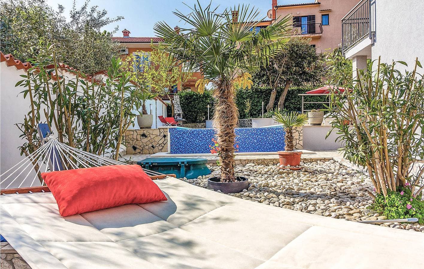 Foto 7 von 28: Gemütliche Ferienwohnung mit Pool, Terrasse und WLAN – nur 1 km vom Strand entfernt!