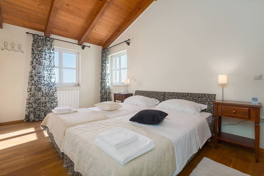 Foto 7 von 30: Traumhafte Villa bis 12 Personen mit Meerblick und Sommerküche.