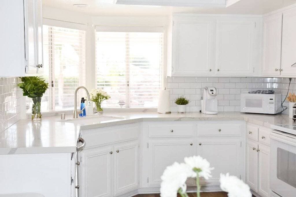 Foto 8 von 44: Coastal Chic 3 Bdrm House w/ Brand New Saltwater Pool - Walk to Tennis Garden