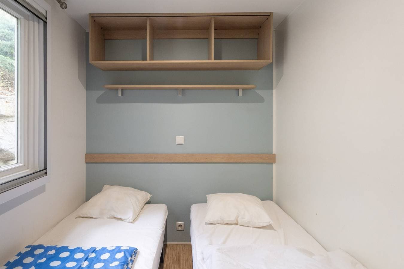 Foto 7 von 20: Wohnwagen 'Midi - Mobil Home 6-8 Pers' mit Gemeinschaftsterrasse und Gemeinschaftsgarten